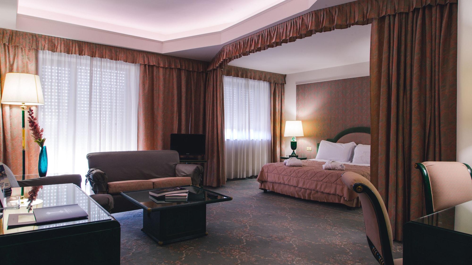 Grand Excelsior Hotel